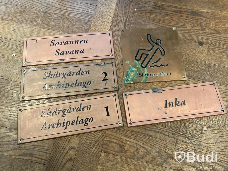 Skyltar i mässing