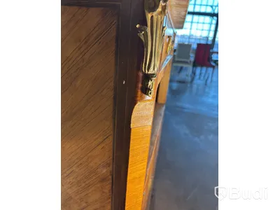 Byrå med stenskiva