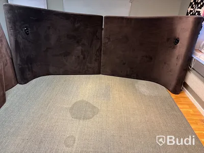 Sänggavel i sammet med inbyggda eluttag