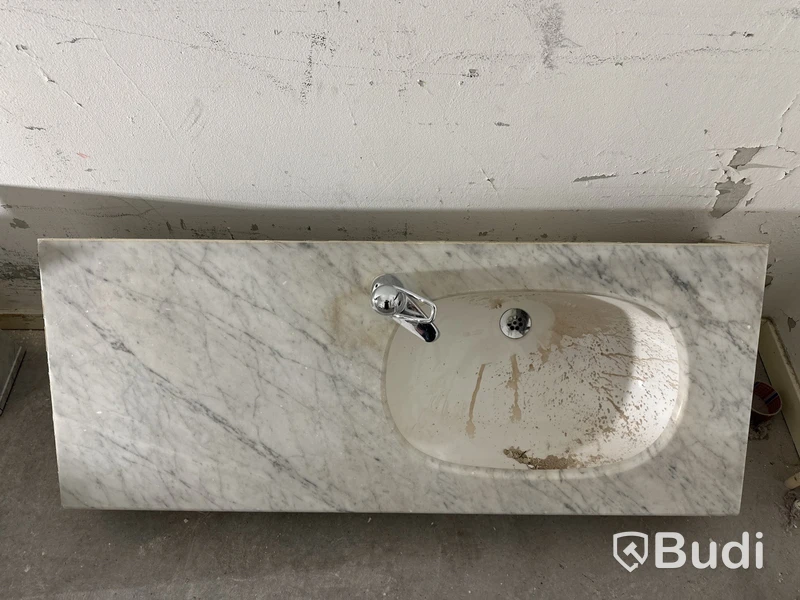 Kommod i marmor, inkl. blandare