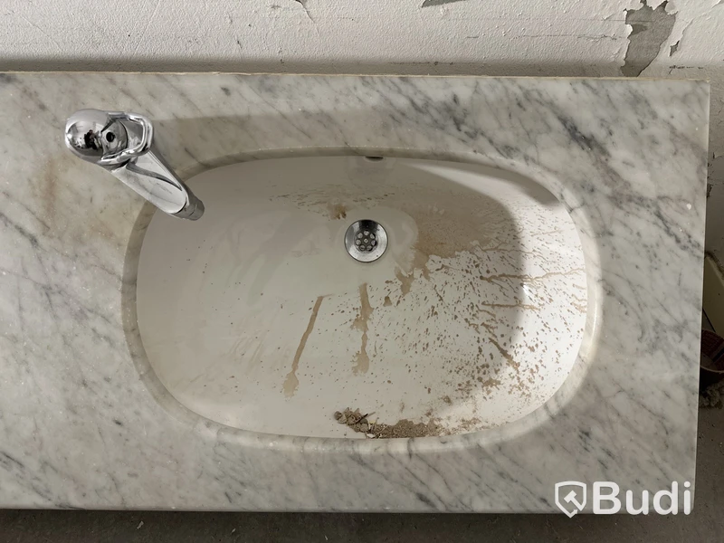 Kommod i marmor, inkl. blandare