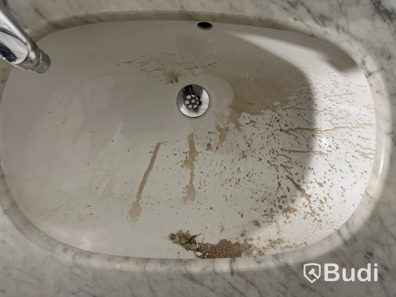 Kommod i marmor, inkl. blandare