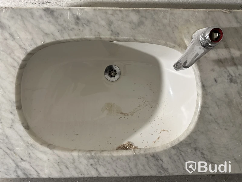 Kommod i marmor, inkl. blandare