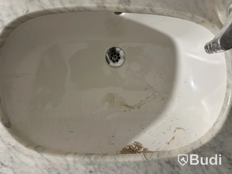 Kommod i marmor, inkl. blandare