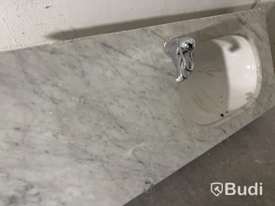 Kommod i marmor, inkl. blandare