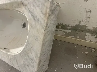 Kommod i marmor, inkl. blandare
