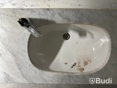 Kommod i marmor, inkl. blandare