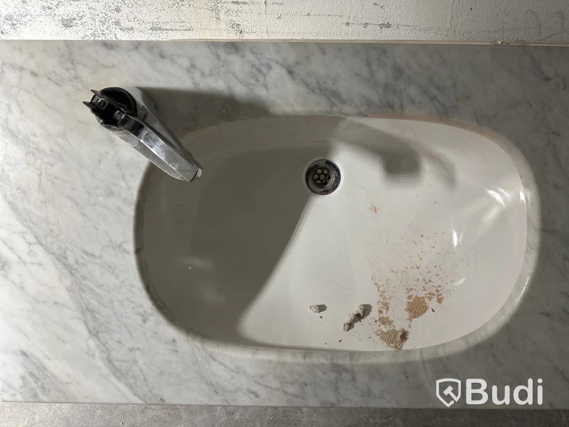 Kommod i marmor, inkl. blandare