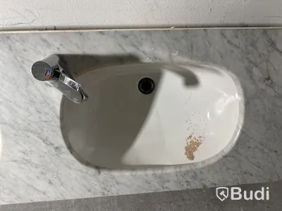 Kommod i marmor, inkl. blandare