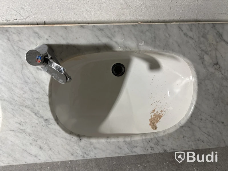 Kommod i marmor, inkl. blandare