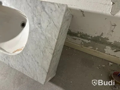 Kommod i marmor, inkl. blandare