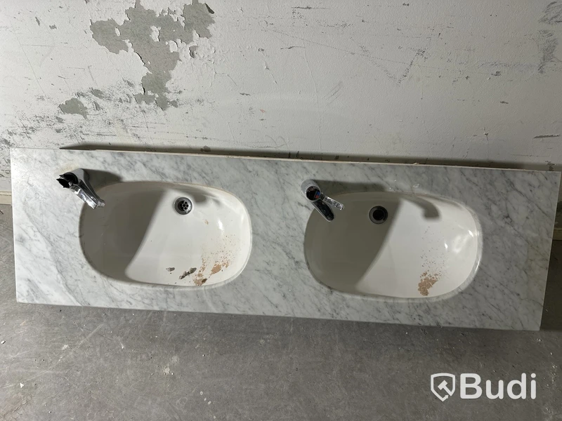 Kommod i marmor, inkl. blandare
