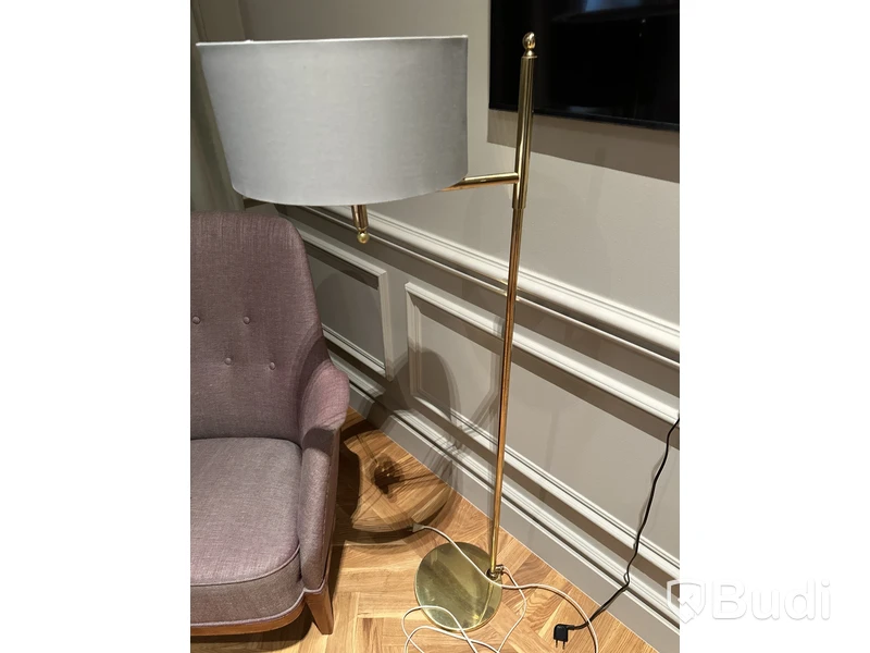 Fåtölj och golvlampa
