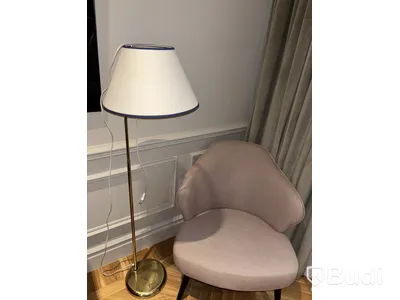 Fåtölj och golvlampa