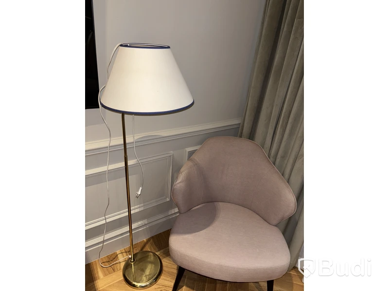 Fåtölj och golvlampa