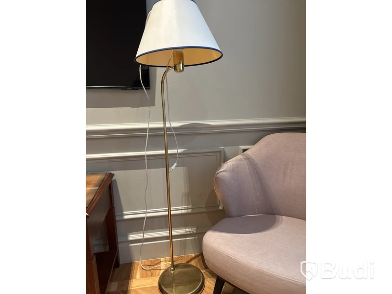 Fåtölj och golvlampa