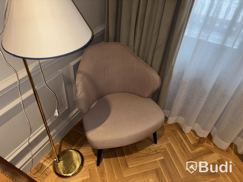 Fåtölj och golvlampa