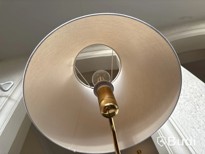 Fåtölj inkl. sidobord och golvlampa
