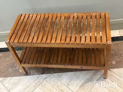 Bänk med hylla