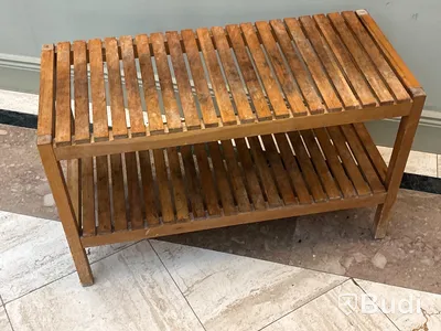 Bänk med hylla