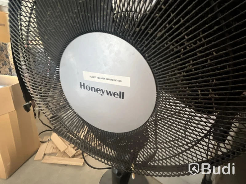 2 Honeywell floor fans, black