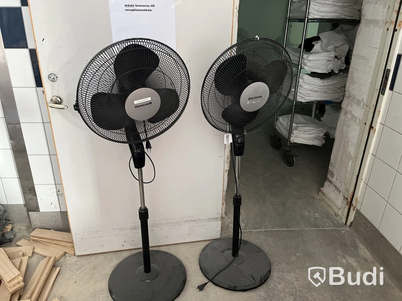2 Honeywell floor fans, black