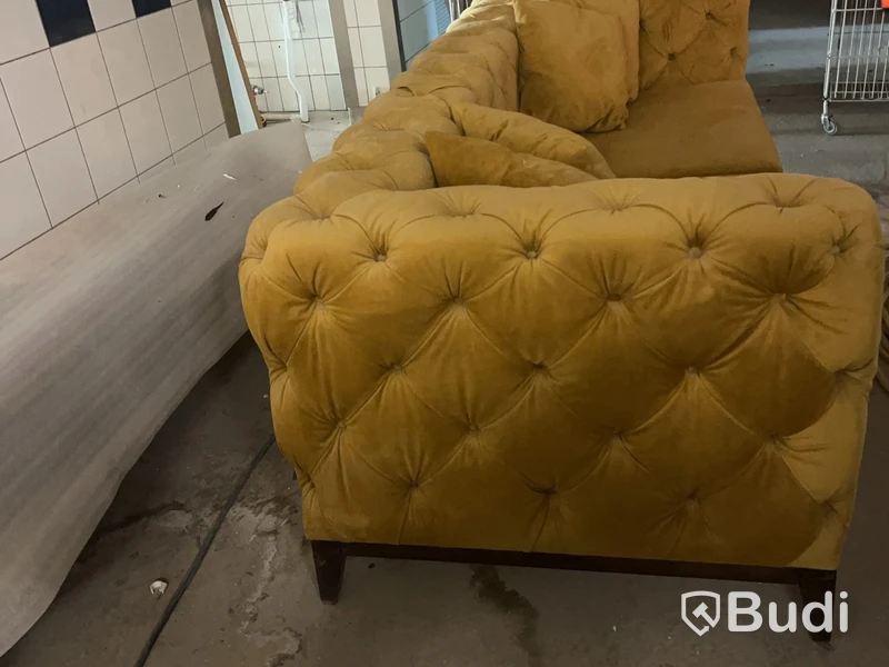 Sofa, mustard-yellow, Chesterfield-style, with cushions
