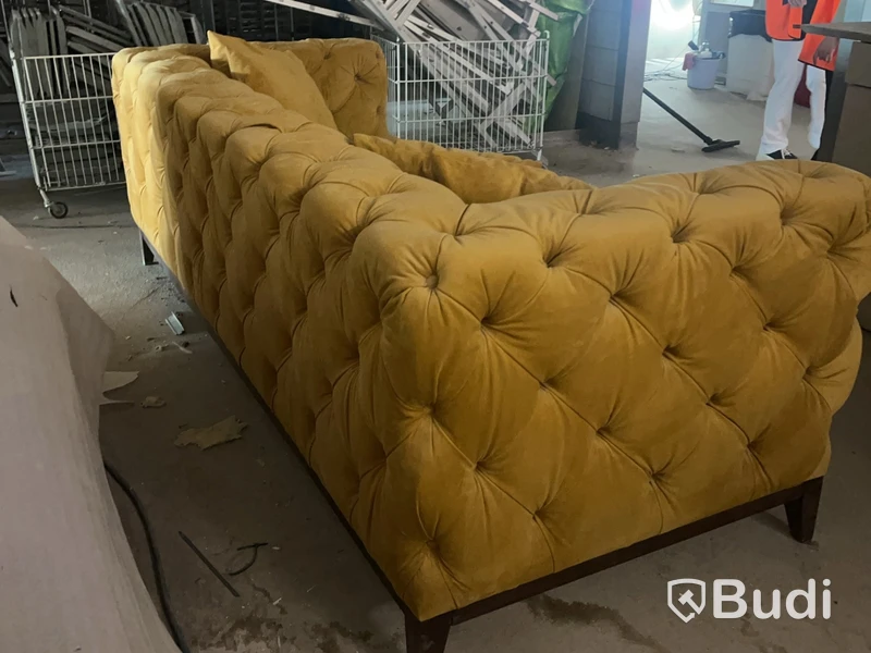Sofa, mustard-yellow, Chesterfield-style, with cushions