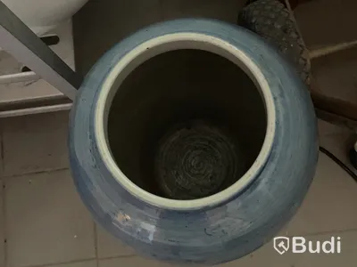Urna i blåmelerad keramik, höjd 60 cm