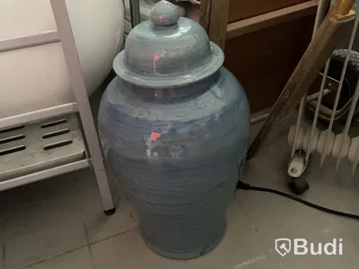 Urna i blåmelerad keramik, höjd 60 cm