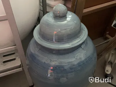 Urna i blåmelerad keramik, höjd 60 cm