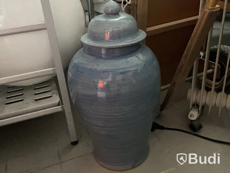 Urna i blåmelerad keramik, höjd 60 cm