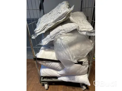 Parti med diverse kuddar, sängkläder, täcken m.m