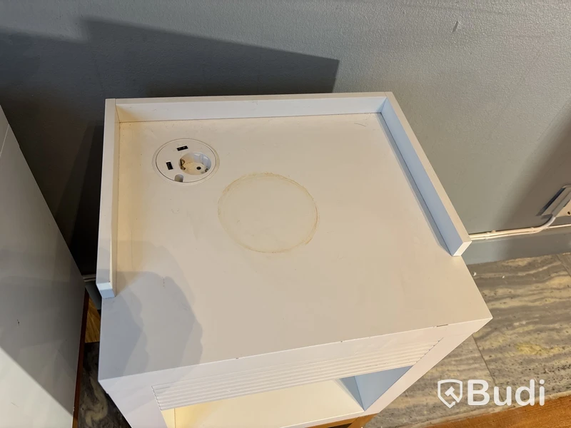 2 st. Sängbord med inbyggt eluttag
