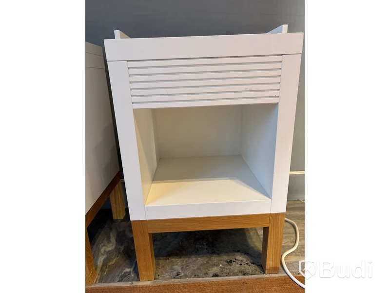 2 st. Sängbord med inbyggt eluttag