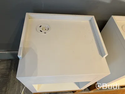 2 st. Sängbord med inbyggt eluttag