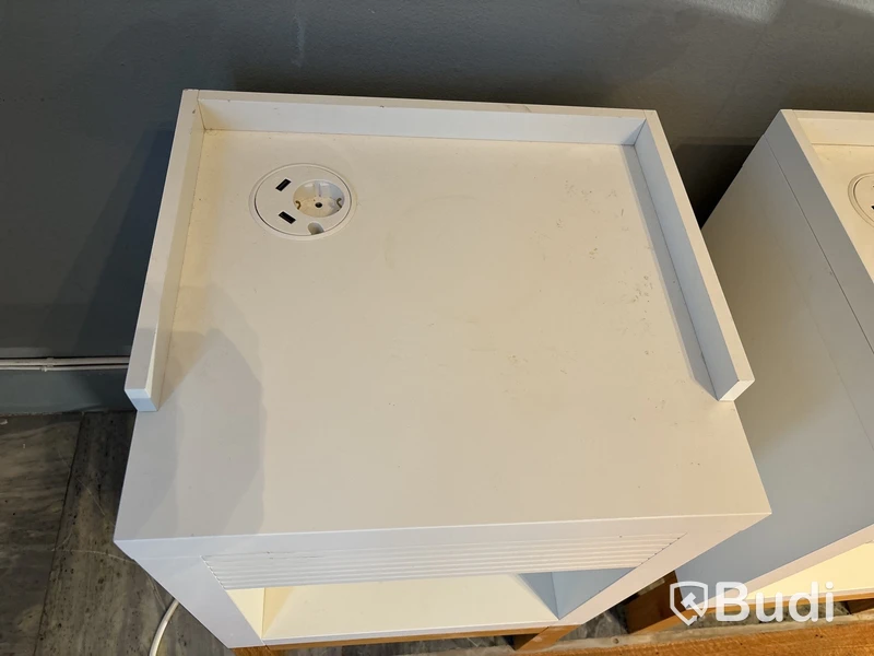 2 st. Sängbord med inbyggt eluttag