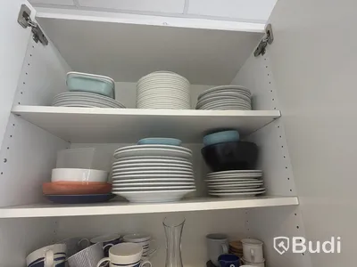Div köksutensilier. Glas, tallrikar, bestick m.m.