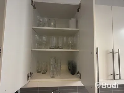 Div köksutensilier. Glas, tallrikar, bestick m.m.