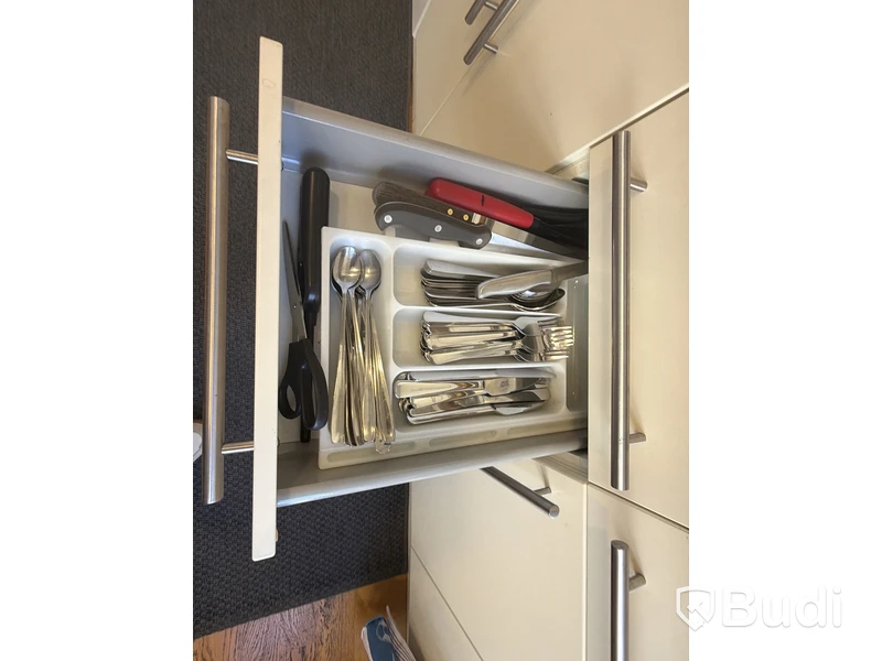 Div köksutensilier. Glas, tallrikar, bestick m.m.