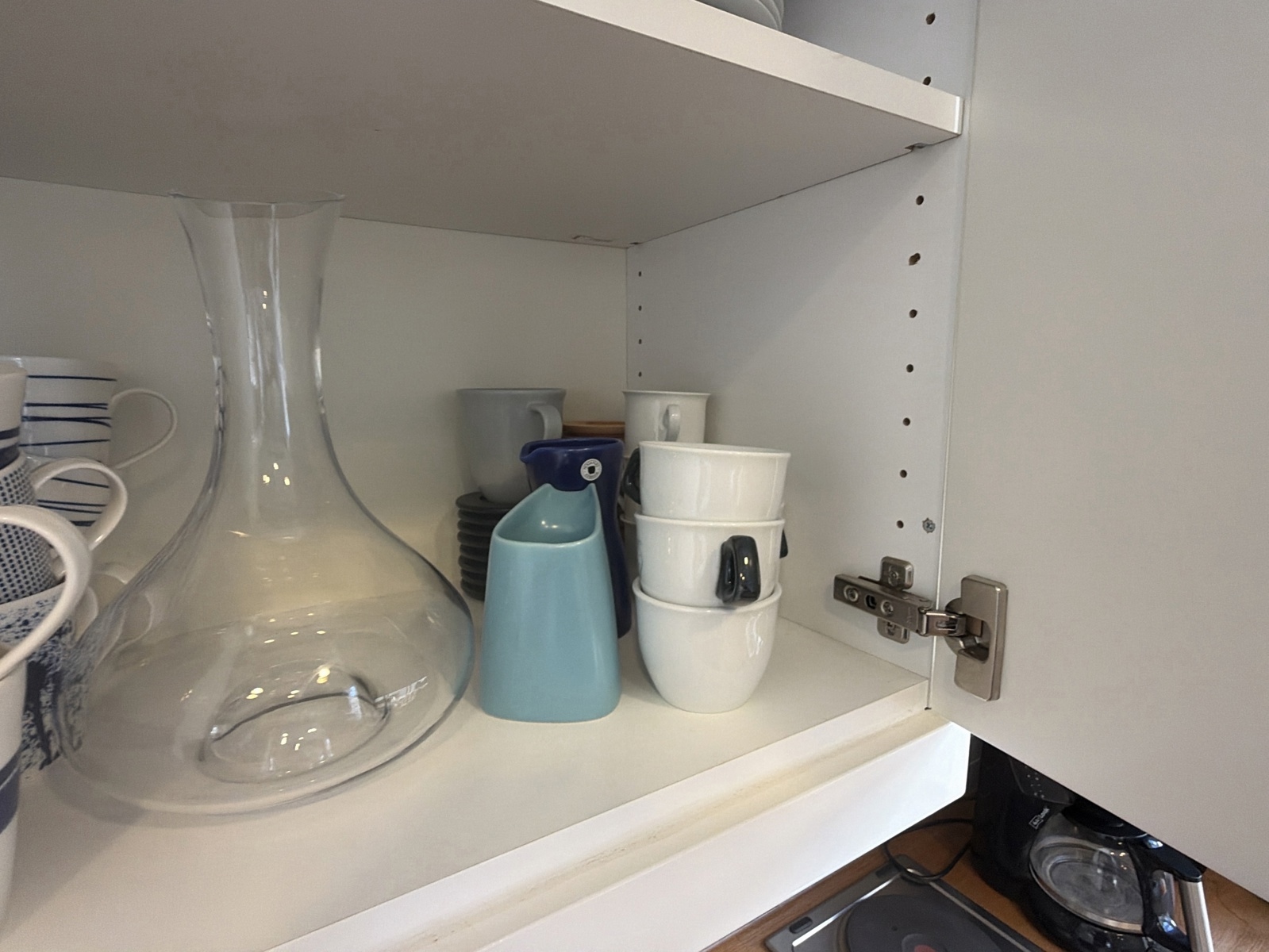 Div köksutensilier. Glas, tallrikar, bestick m.m.