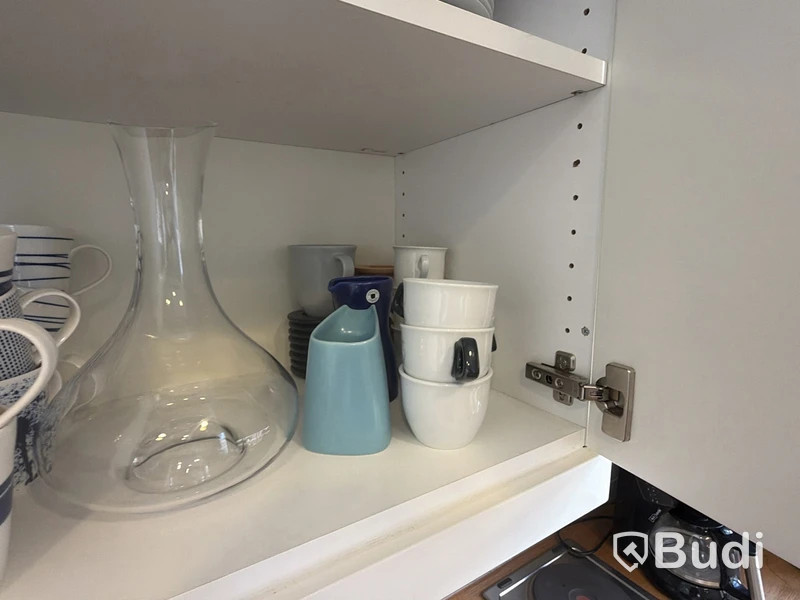 Div köksutensilier. Glas, tallrikar, bestick m.m.