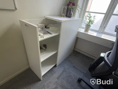 Storage unit with pull-out section