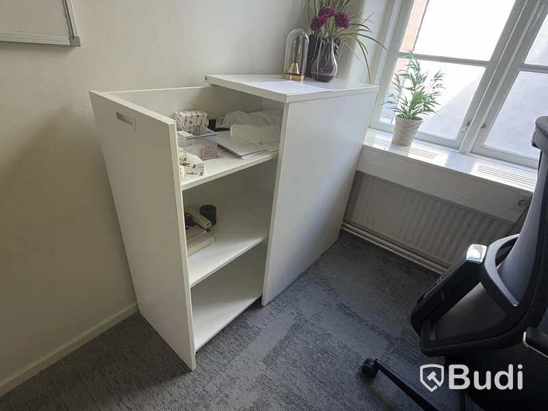 Storage unit with pull-out section