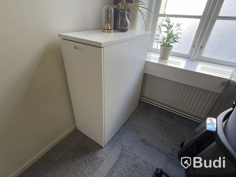 Storage unit with pull-out section