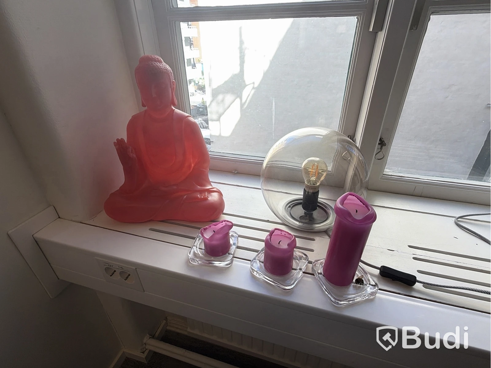 Assorted decorative items