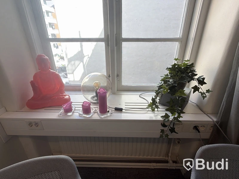 Assorted decorative items