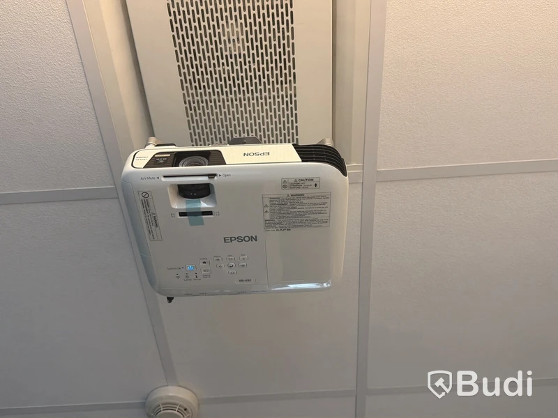 Projektor Epson EB-U32 inkl. takfäste och duk