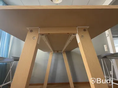 Bord ben i ljust trä