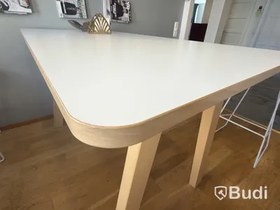 Bord ben i ljust trä